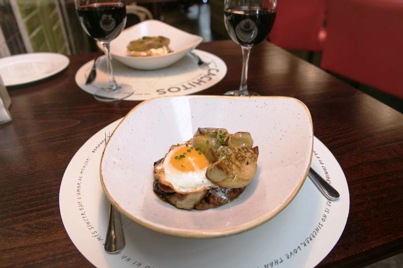 Huevo frito con ceps y foie poelé - Cachitos Rambla